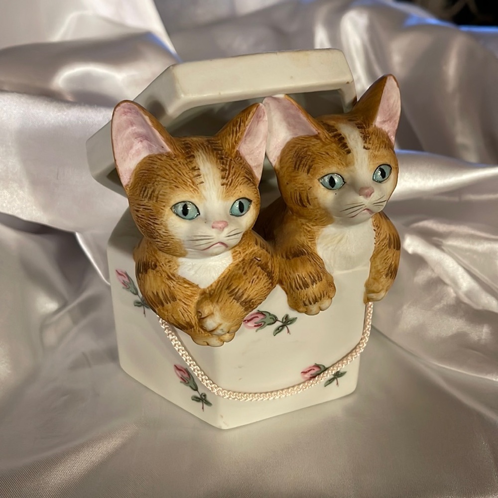 Ceramic MANN Music Box plays “Memories”from Cats.